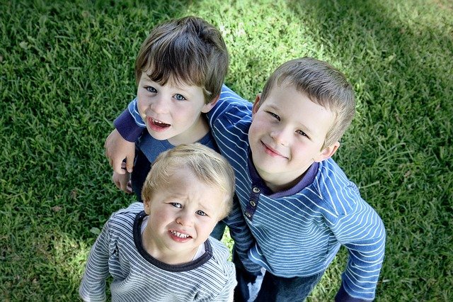 tři chlapci